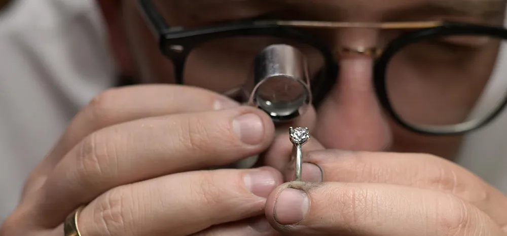 Złotnik ocenia jakość brylantu w pierścionku zaręczynowym Auroria