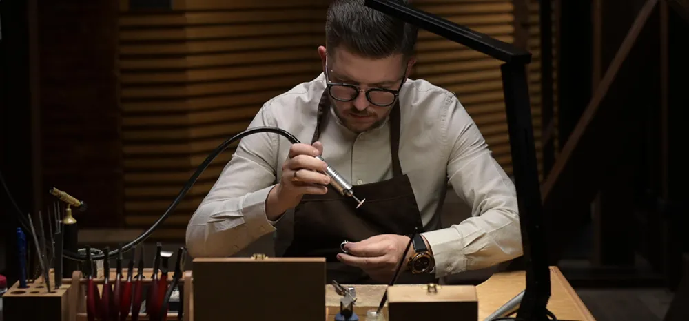 Złotnik wykonuje pierścionek zaręczynowy Auroria