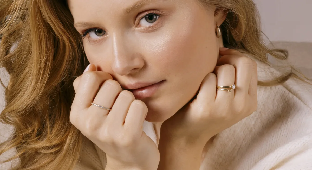 Pierścionek zaręczynowy na dłoni z białym kwiatem