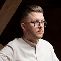 Złotnik wykonuje pierścionek zaręczynowy